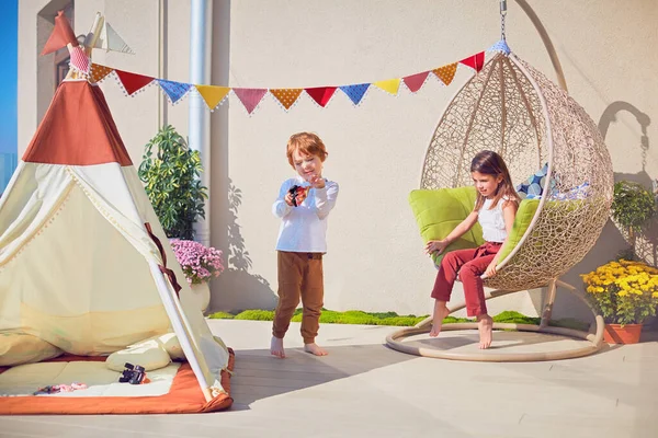 Fröhliche Kinder Spielen Bei Sonnigem Wetter Auf Der Sommerterrasse — Stockfoto