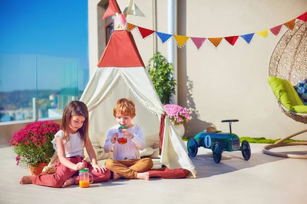 Crianças Bonitos Jogando Brinquedos Pátio Verão Bebendo Limonada Fresca — Fotografia de Stock