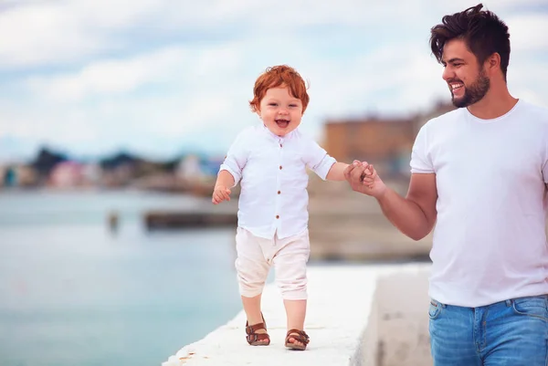 Happy Redhead Baby Boy Making First Steps Help Father Summer — Stock Photo, Image