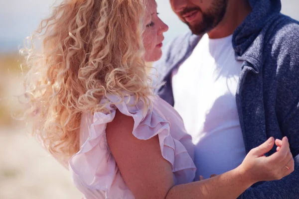 Defocused Young Adult Couple Summer Day Curly Blonde Woman Bearded — Stock Photo, Image