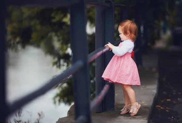Tüylü Yaz Elbisesi Yürüyüş Sırasında Sandalet Giyen Sevimli Bir Kız — Stok fotoğraf
