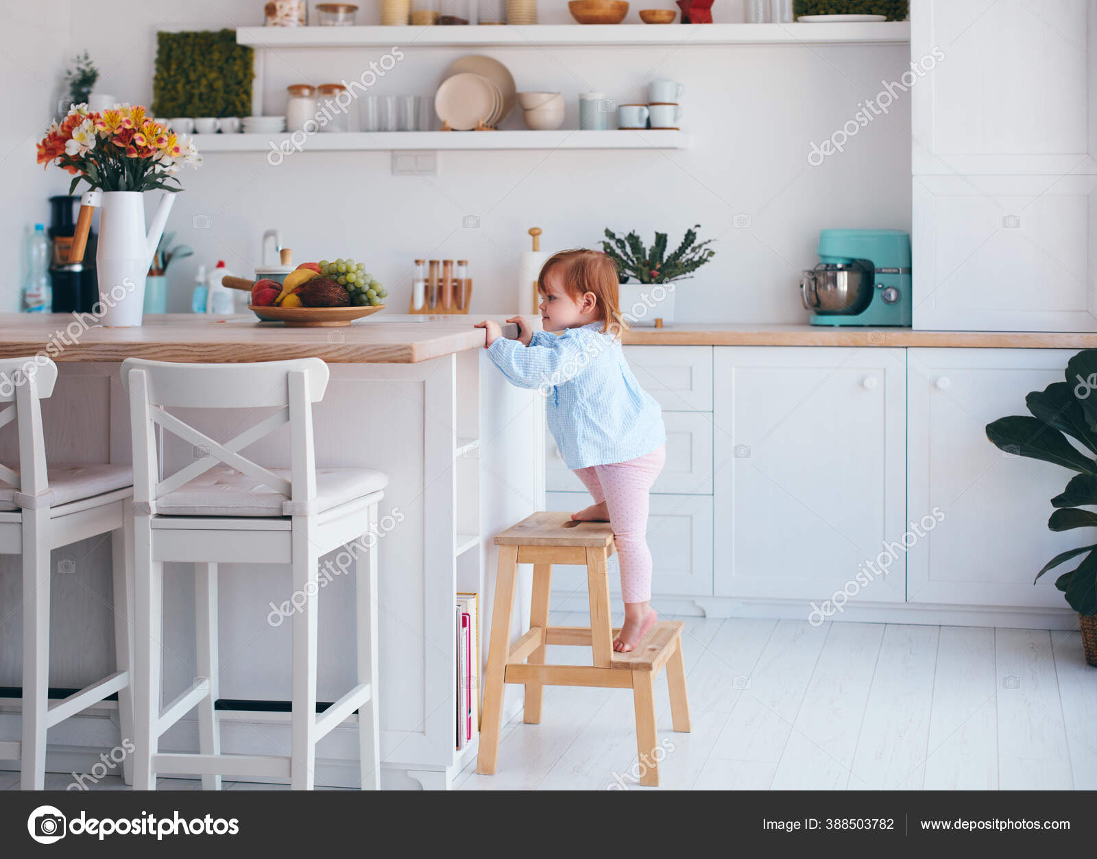 Niña Curiosa Bebé Tratando Llegar Las Cosas Mesa Cocina Con — Foto