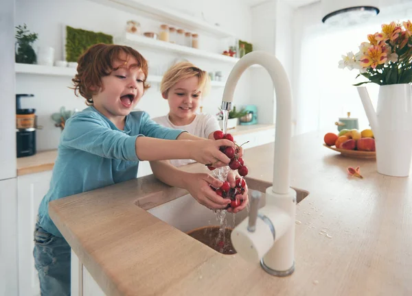 Gelukkig Kinderen Wassen Kersen Onder Kraanwater Keuken — Stockfoto