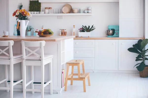 Acogedor Interior Cocina Moderna Con Mostrador Isla Muebles Madera Estantes — Foto de Stock