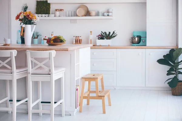 Interno Accogliente Cucina Moderna Con Bancone Isola Mobili Legno Mensole — Foto Stock