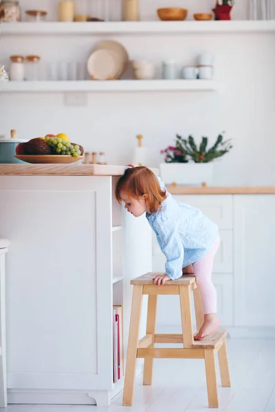 Lustiges Säuglingsmädchen Klettert Der Gemütlichen Küche Hause Auf Einen Stufenhocker — Stockfoto