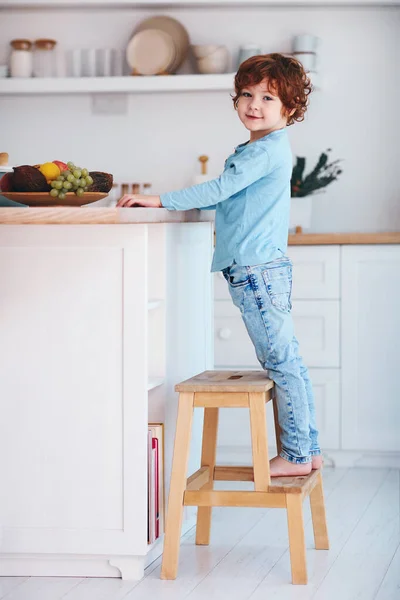 Söt Rödhårig Unge Pojke Står Trappan Pall Köket — Stockfoto