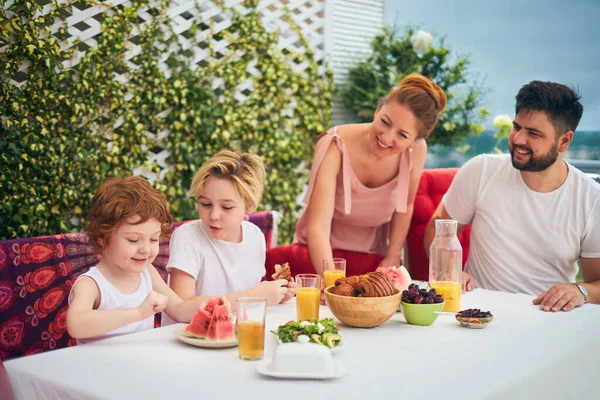 快乐的家庭在天台的庭院里共进午餐 — 图库照片