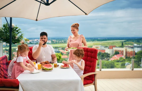 Famiglia Felice Che Pranza Sul Patio Sul Tetto Casa — Foto Stock