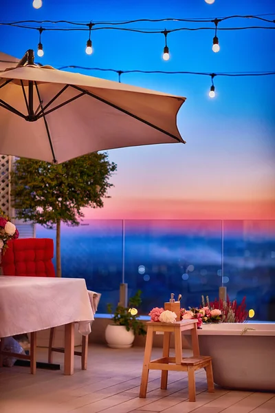 Bad Badewanne Mit Blumen Auf Der Dachterrasse Warmen Sommernächten — Stockfoto