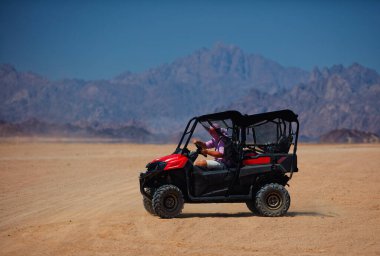 Çölde at arabası süren heyecanlı bir adam. aşırı tur