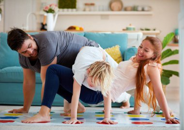 Neşeli aile eğleniyor, evde hortum oyunu oynuyor.