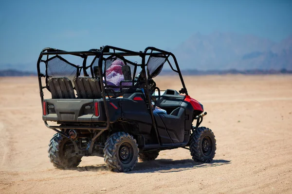 坐着一辆大篷车穿过沙漠 刺激旅游冒险 — 图库照片