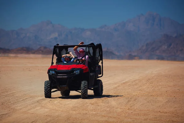 Familia Emocionada Teniendo Viaje Safari Por Desierto Coche Buggy Aventuras —  Fotos de Stock