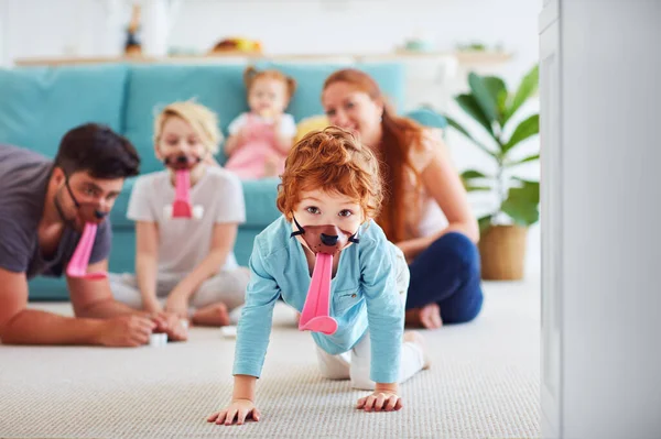 Família Feliz Divertindo Juntos Jogando Jogo Busca Engraçado Casa — Fotografia de Stock