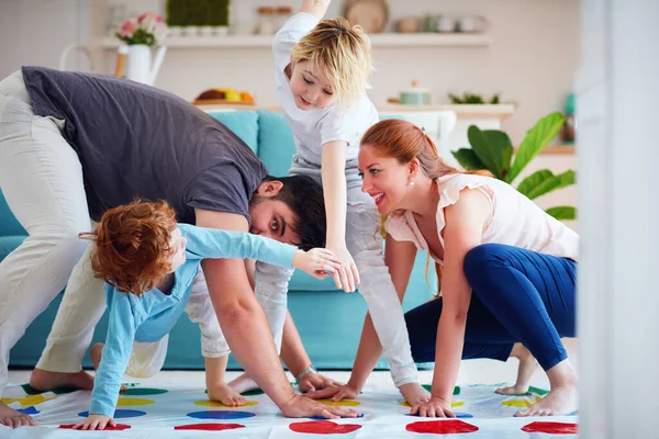 Vrolijk Familie Hebben Plezier Spelen Twister Spel Thuis — Stockfoto