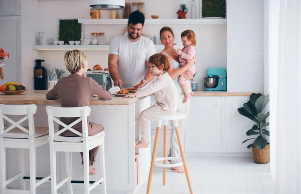 Familia Feliz Con Tres Niños Desayunando Cocina Por Mañana — Foto de Stock