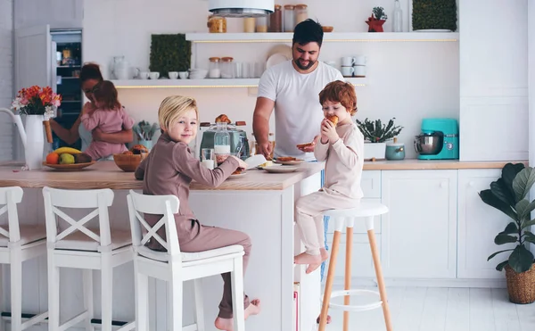 Lycklig Familj Med Tre Barn Som Äter Frukost Hemma Morgonen — Stockfoto