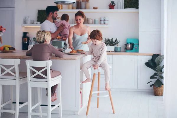 早上带着三个孩子在厨房吃早餐的快乐家庭 — 图库照片