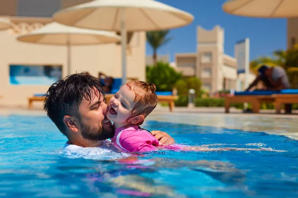 子供の娘を持つ幸せな父親は夏休み中にプールで楽しんでいます — ストック写真