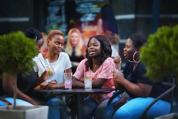 Happy African American Women Amigos Sentados Juntos Restaurante Aire Libre — Foto de Stock