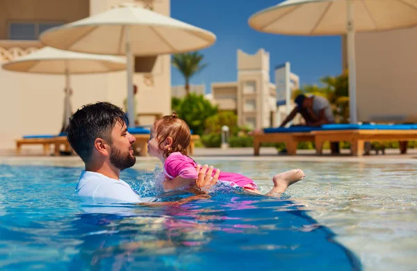 Pai Feliz Com Bebê Filha Estão Divertindo Piscina Durante Férias — Fotografia de Stock