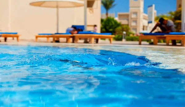 Éclaboussure Eau Dans Piscine Journée Ensoleillée — Photo