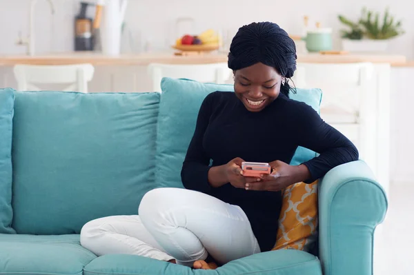 Sonriente Afroamericana Mujer Mensajes Texto Teléfono Casa — Foto de Stock