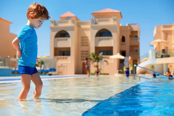 Batole Chlapec Ultrafialové Ochranné Plavky Chůzi Mělké Vodě Bazénu Během — Stock fotografie