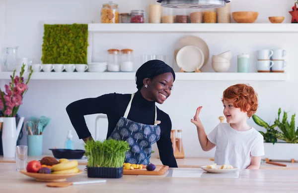 Alegre Família Multirracial Mãe Filho Divertindo Cozinha — Fotografia de Stock