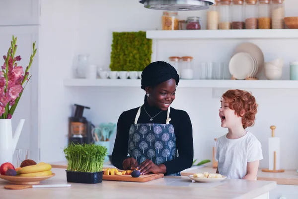 Fröhliche Multirassische Familie Mutter Und Sohn Haben Spaß Der Küche — Stockfoto
