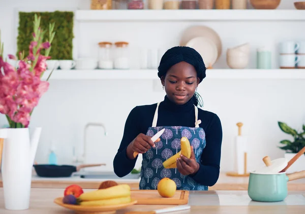 Joven Afroamericana Mujer Está Cortando Frutas Cocina Moderna — Foto de Stock