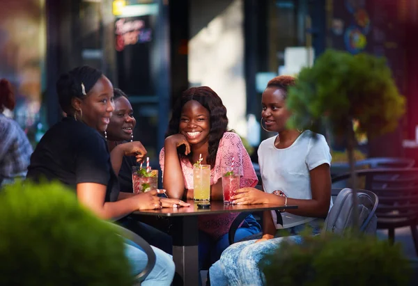 Happy African American Women Amigos Sentados Juntos Restaurante Aire Libre — Foto de Stock