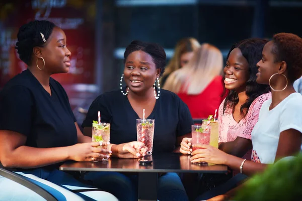 Happy Friends Mujeres Afroamericanas Sentadas Juntas Restaurante Aire Libre Día — Foto de Stock