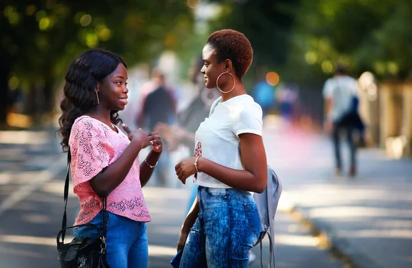 Hermosas Mujeres Afroamericanas Hablando Calle Llena Gente — Foto de Stock