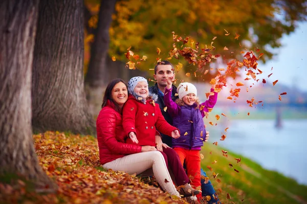 Счастливая Семья Играет Среди Опавших Листьев Осеннем Парке — стоковое фото