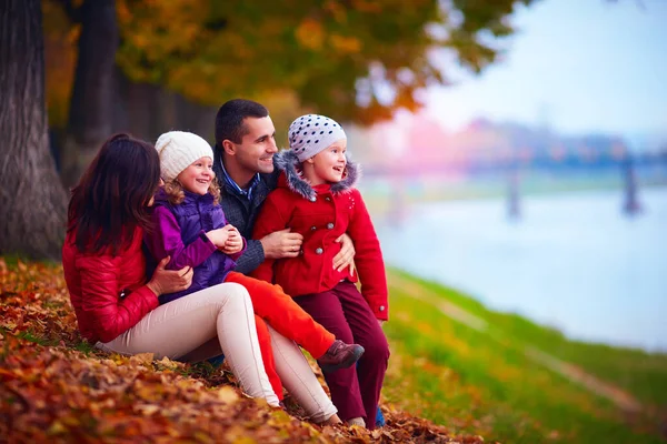 Retrato Familia Feliz Parque Otoño — Foto de Stock