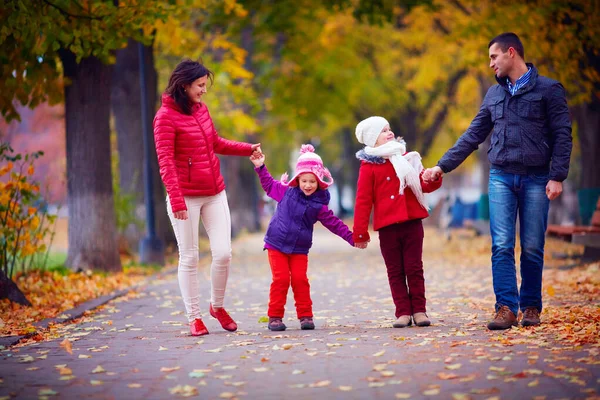 Familia Feliz Caminando Juntos Parque Otoño — Foto de Stock