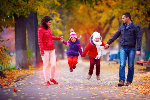 Mutlu Aile Sonbahar Parkında Birlikte Yürüyor — Stok fotoğraf