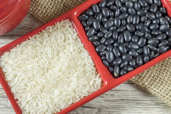 Riz Haricots Noirs Brut Récipient Rouge Sur Fond Bois — Photo