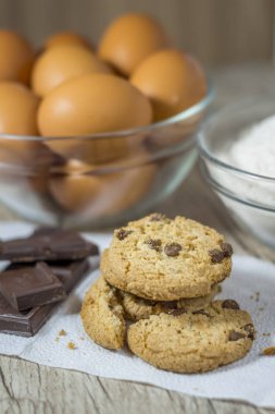 Ev yapımı yulaf ezmeli kurabiye yumurta arka plan ile eski tabloda ahşap tahta üzerinde. Sağlıklı gıda kavramı. 