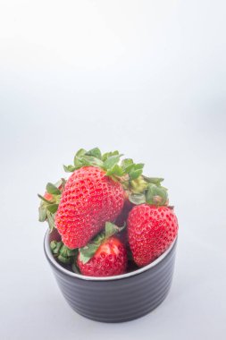 Beyaz arka planda çilekler