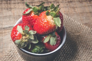 Beyaz arka planda çilekler