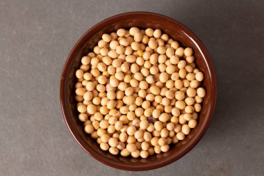 rustik ahşap kahverengi seramik kase içinde ham ve taze soya fasulyesi