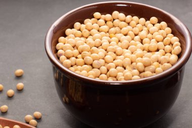 rustik ahşap kahverengi seramik kase içinde ham ve taze soya fasulyesi