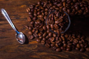 Kahve aroması, ahşap masada kavrulmuş kahve çekirdeği..