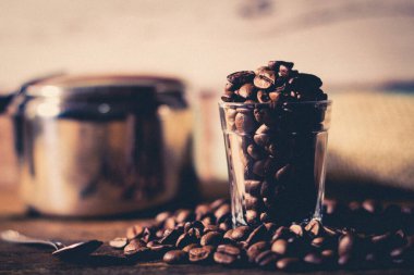 Kahve aroması, ahşap masada kavrulmuş kahve çekirdeği..