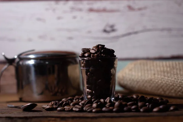 Aroma Von Kaffee Geröstete Kaffeebohnen Auf Holztisch — Stockfoto