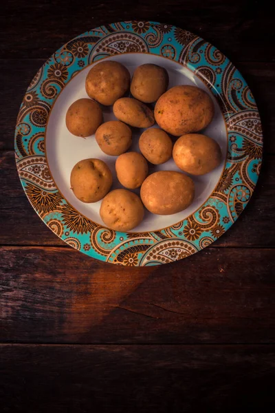 Batatas Frescas Cruas Empilhadas Prato Redondo Mesa Madeira Estilo Rústico — Fotografia de Stock