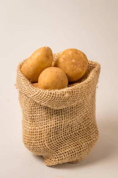 Patate Fresche Crude Sacco Rustico Isolato Backgroud Bianco — Foto Stock